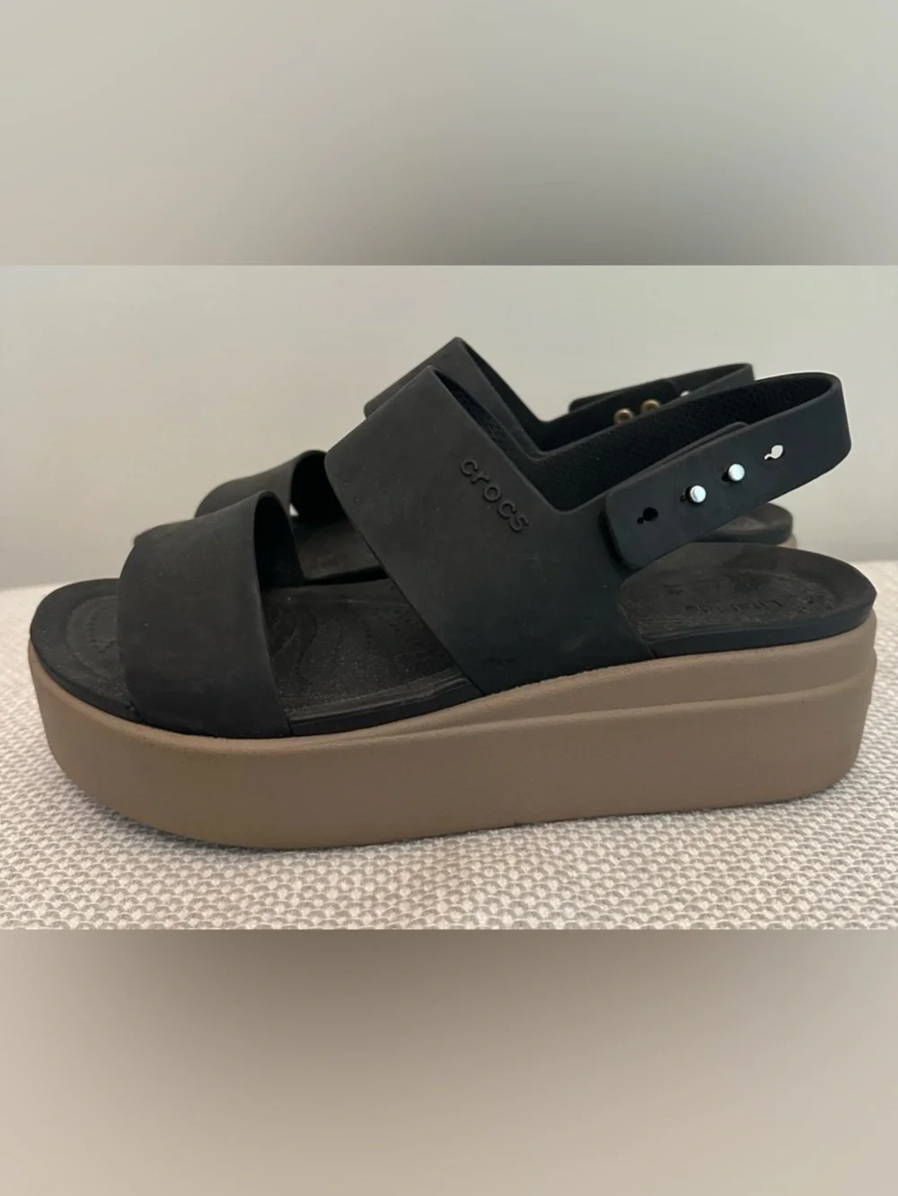 Crocs Brooklyn Wedge Sandals Women’s 7 Black Tan Slingback Platform Adjustable